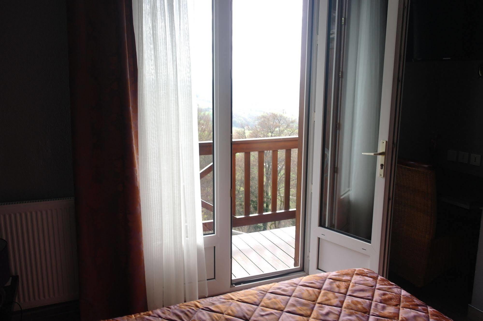 Hostellerie Saint Clement Vic-sur-Cère Zewnętrze zdjęcie